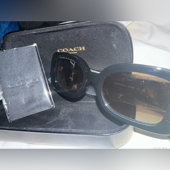 Coach sunglassessses NWT! Case , papers and cleaning clothes included - Picture 4 of 13
